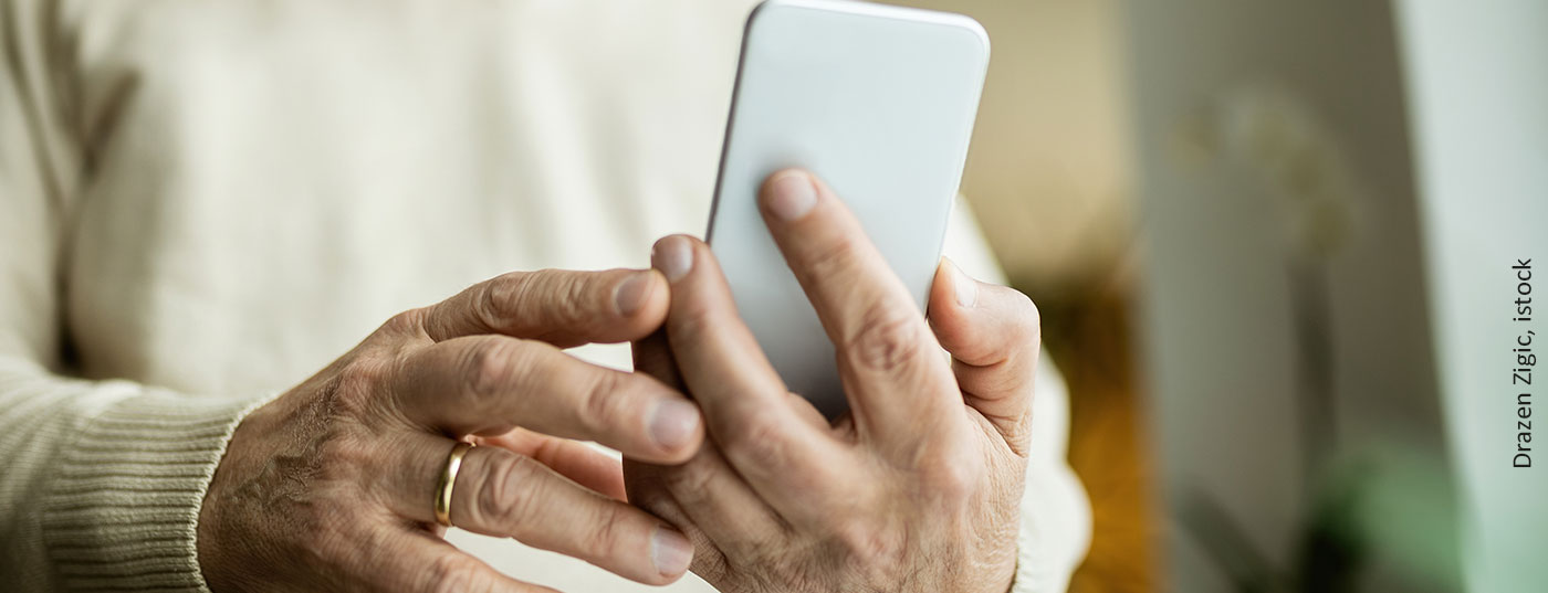 handy_senior_istock-1208323812