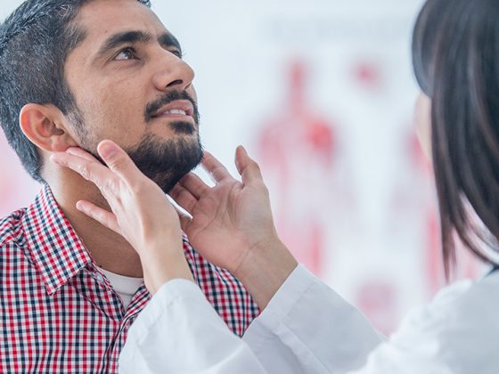 hals_untersuchung_istock-1153329102